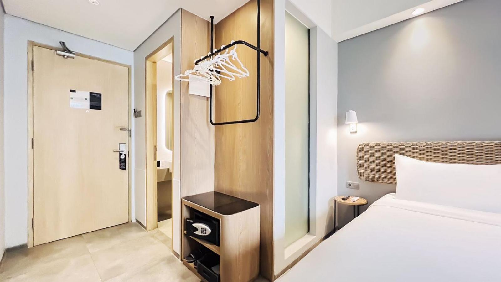 Neo Hotel Puri Indah Jakarta Exterior photo